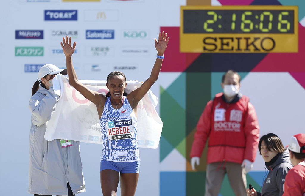 Sutume Asefa Kebede celebrates after setting a new women's course record at the Tokyo Marathon in Tokyo, Japan, March 3, 2024. /CFP