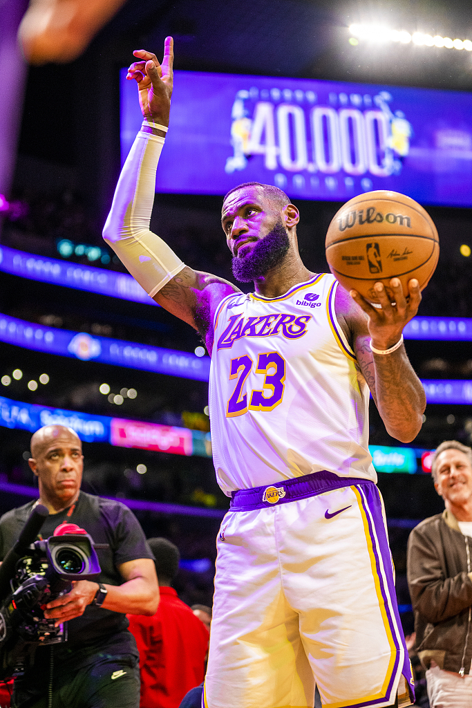 LeBron James of the Los Angeles Lakers is honored after scoring his 40,000th career point during the NBA game against the Denver Nuggets in Los Angeles, U.S., March 2, 2024. /CFP