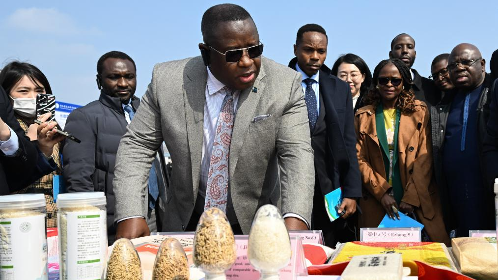 Sierra Leonean president Julius Maada Bio learns about food production during his visit in the Institute of Food Crops of Hubei Academy of Agricultural Sciences, Wuhan City, central China's Hubei Province, March 2, 2024. /Xinhua