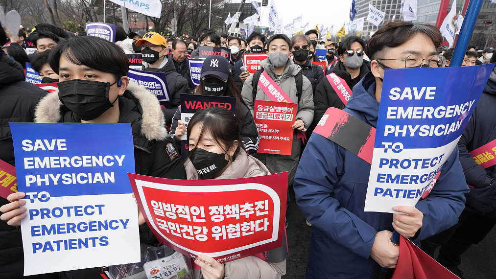 Doctors take part in a rally to protest against government plans to increase medical school admissions in Seoul, South Korea, March 3, 2024. /CFP
