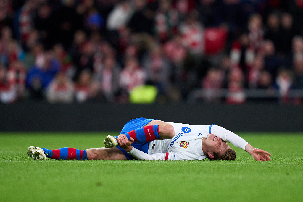 Frenkie de Jong of Barcelona suffers an injury in the La Liga game against Athletic Bilbao at San Mames in Bilbao, Spain, March 3, 2024. /CFP