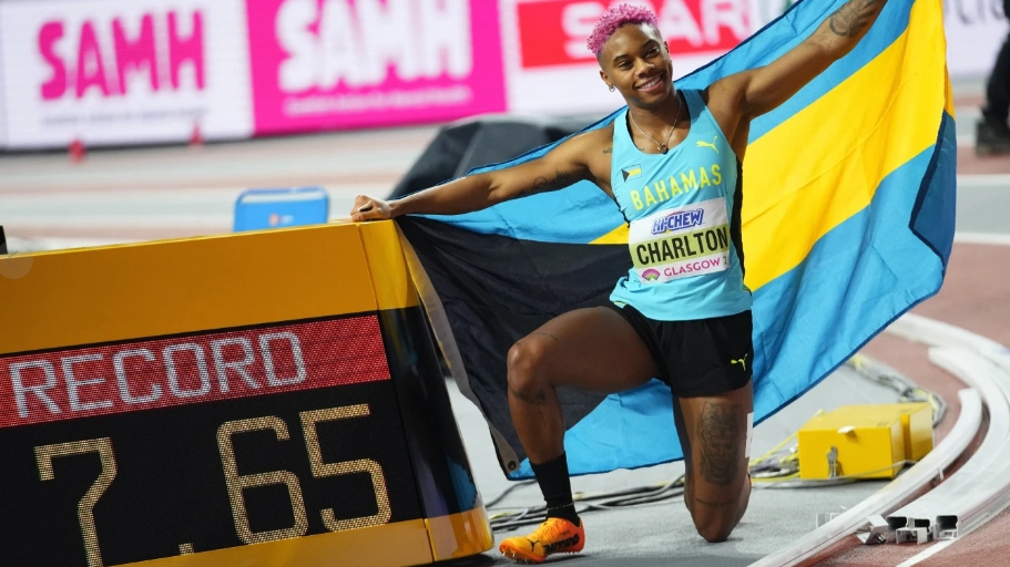 Devynne Charlton of Bahamas poses after setting a new world record in the women's 60-meter hurdles final at the World Athletics Indoor Championships in Glasgow, Scotland, March 3, 2024. /CFP