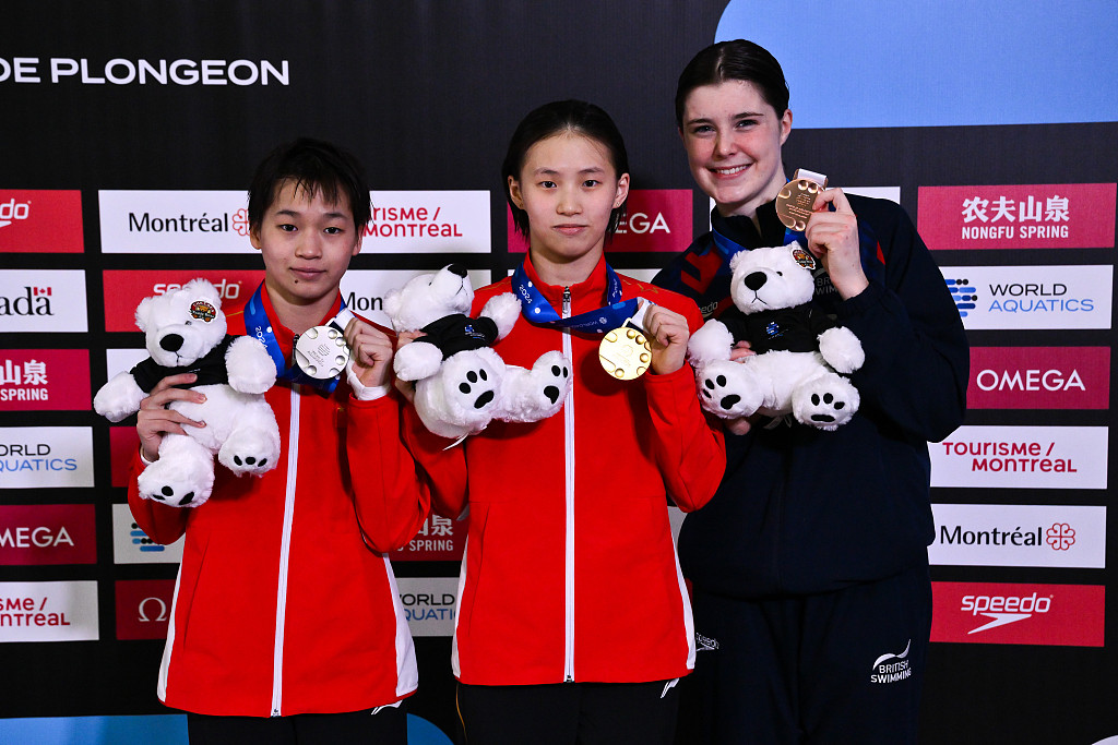 L-R: Silver medalist Quan Hongchan and gold medalist Chen Yuxi of China, plus bronze medalist Andrea Spendolini Sirieix of Britain pose with their medals after competing in the women's 10-meter platform final at the World Aquatics Fiving World Cup in Montreal, Canada, March 3, 2024. /CFP