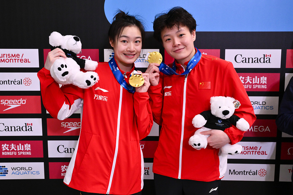 Gold medalists Chang Yani (R) and Chen Yiwen of China celebrate after competing in the women's 3-meter synchronized springboard final at the World Aquatics Fiving World Cup in Montreal, Canada, March 3, 2024. /CFP