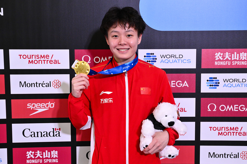 Chen Yiwen of China poses with the gold medal after winning the women's 3-meter springboard final at the World Aquatics Fiving World Cup in Montreal, Canada, March 2, 2024. /CFP