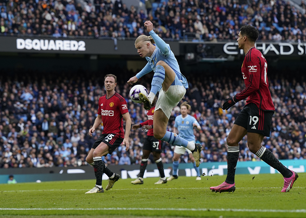 Erling Haaland (C) of Manchester City puts the ball ove the bar during their clash with Manchester United at Etihad Stadium in Manchester, England, March 3, 2024. /CFP