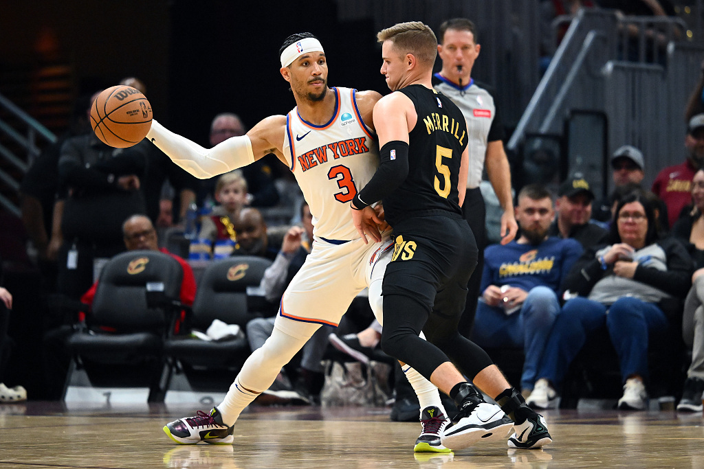 Josh Hart (#3) of the New York Knicks passes in the game against the Cleveland Cavaliers at Rocket Mortgage FieldHouse in Cleveland, Ohio, March 3, 2024. /CFP