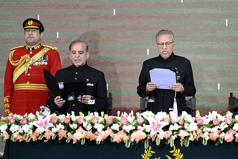 Pakistani President Arif Alvi (R) administers the oath of office to newly elected Prime Minister Shahbaz Sharif during a ceremony at the Presidential Palace, in Islamabad, Pakistan, March 4, 2024. /CFP