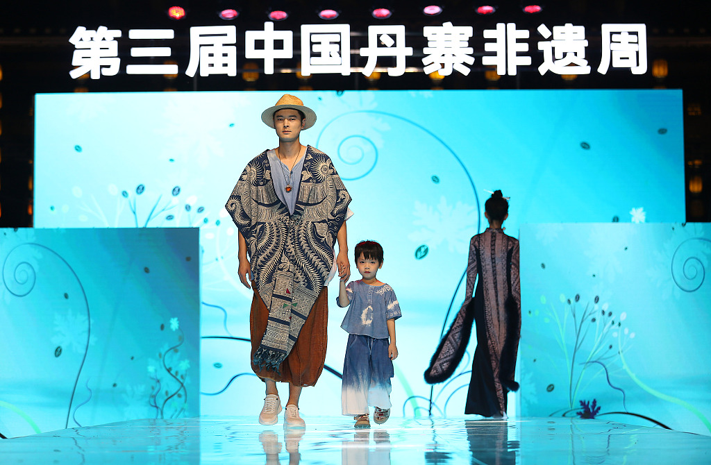 Models present clothing featuring the elements of Miao batik during a fashion show in Danzhai County, southwest China's Guizhou Province. /CFP
