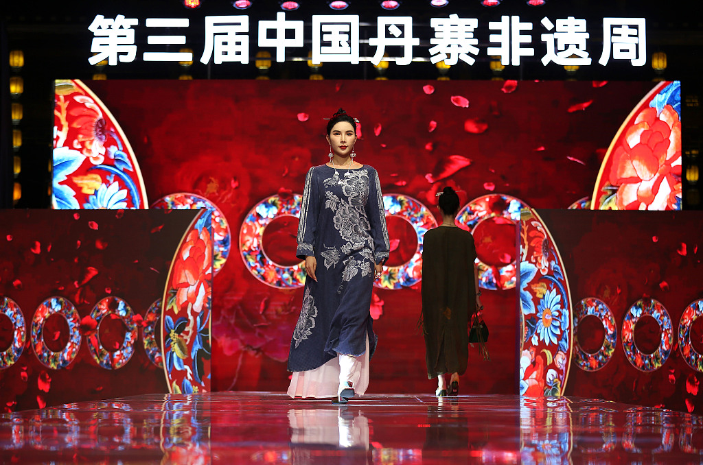 A model presents clothing featuring the elements of Miao batik during a fashion show in Danzhai County, southwest China's Guizhou Province. /CFP