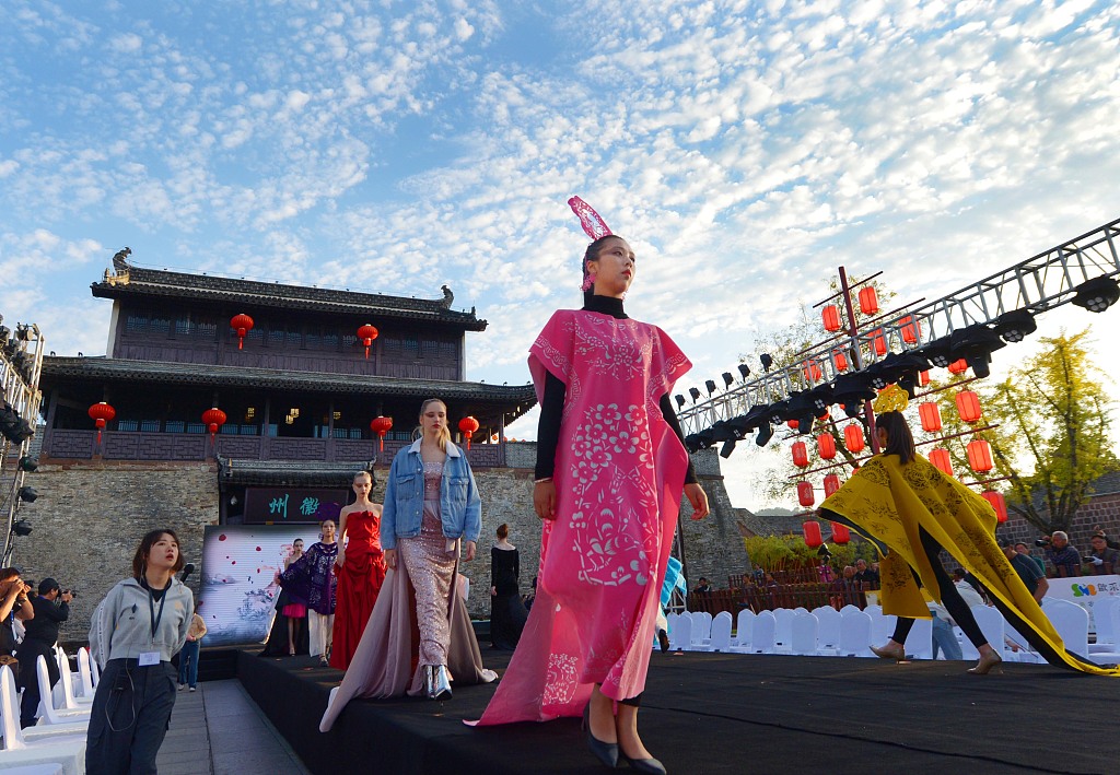 Models present designer and paper-cutting artist Wu Xiaomei's haute couture series featuring paper-cutting elements at a fashion show in the ancient city of Huizhou in Xixian County, Anhui Province. /CFP
