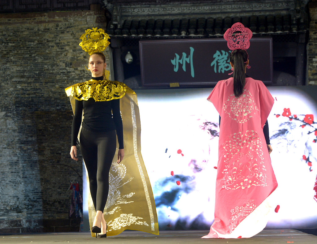 Models present designer and paper-cutting artist Wu Xiaomei's haute couture series featuring paper-cutting elements at a fashion show in the ancient city of Huizhou in Xixian County, Anhui Province. /CFP
