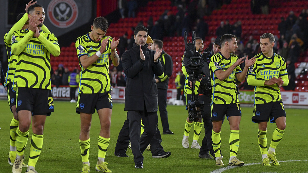 Mikel Arteta (C) and Arsenal players gesture to spectators after winning at Sheffield United in their Premier League clash in Sheffield, UK, March 4, 2024. /CFP