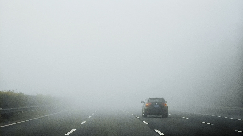 A car drives in heavy fog, Nanning City, Guangxi Zhuang Autonomous Region, March 5, 2024. /CFP
