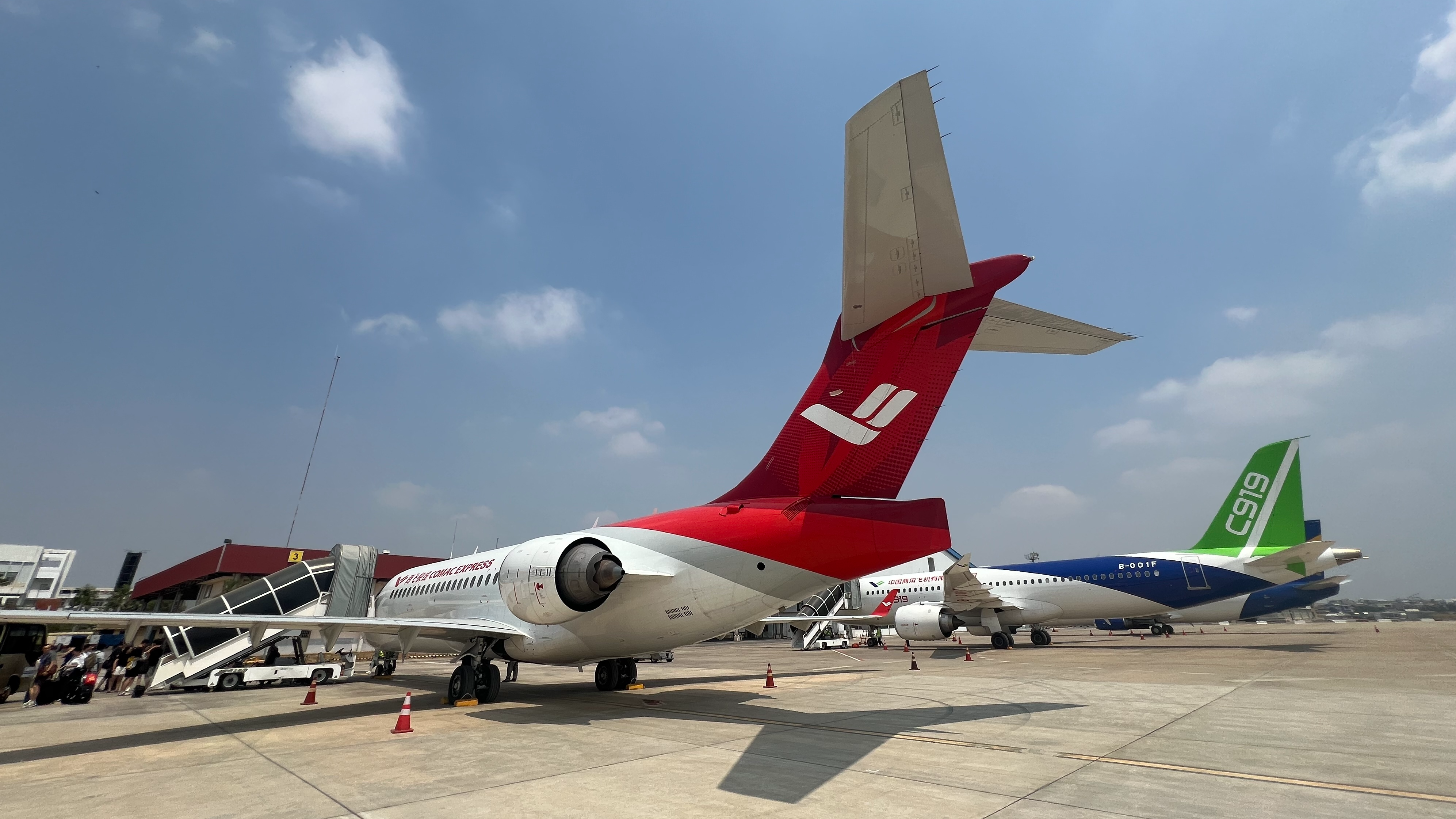 China's self-developed airplanes C919 (R) and ARJ21 (L) land in Phnom Penh International Airport, Phnom Penh, Cambodia, March 5, 2024. /CMG