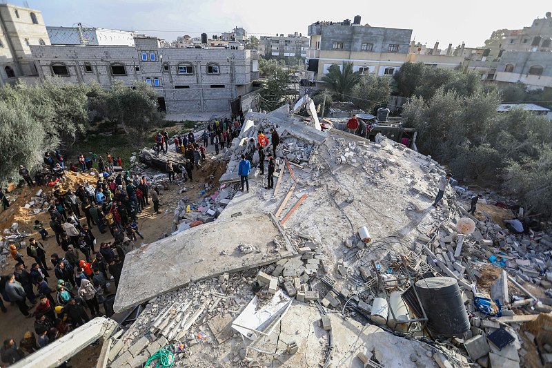 People inspect damage and recover items from their homes following Israeli air strikes in Rafah, Gaza, March 3, 2024. /CFP