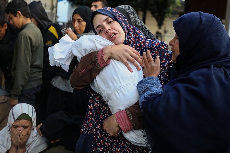 People mourn as they receive the dead bodies of victims of an Israeli strike in Rafah, Gaza, March 3, 2024. /CFP