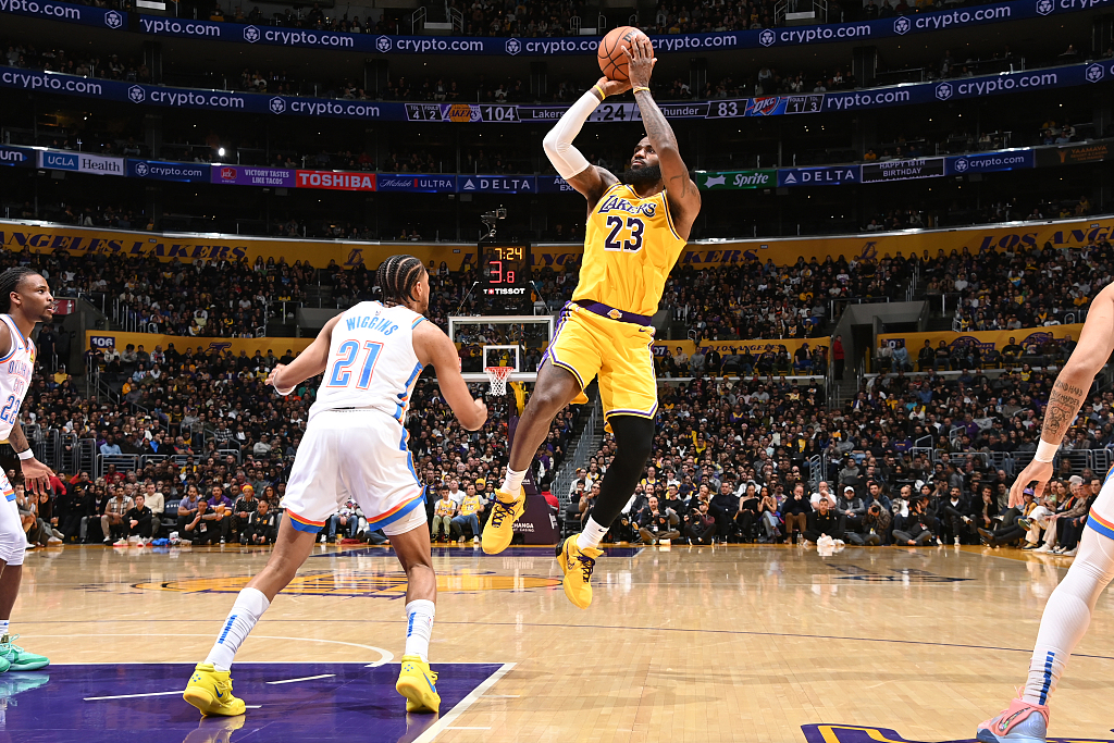 LeBron James (#23) of the Los Angeles Lakers shoots in the game against the Oklahoma City Thunder at Crypto.com Arena in Los Angeles, California, March 4, 2024. /CFP