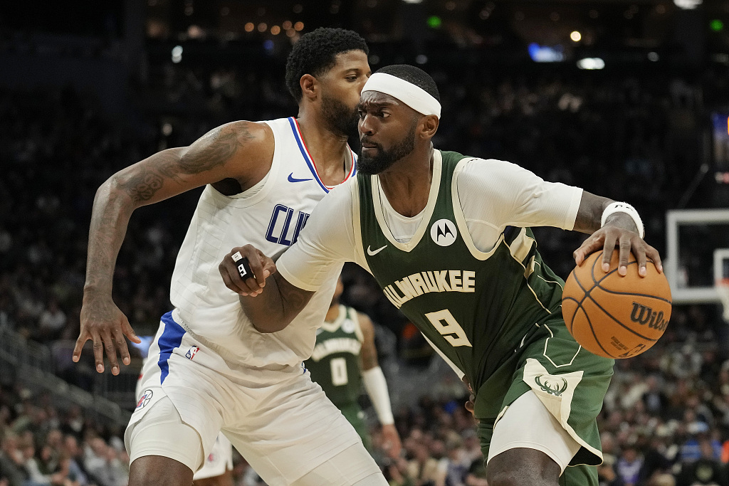 Bobby Portis (R) of the Milwaukee Bucks penetrates in the game against the Los Angeles Clippers at Fiserv Forum in Milwaukee, Wisconsin, March 4, 2024. /CFP