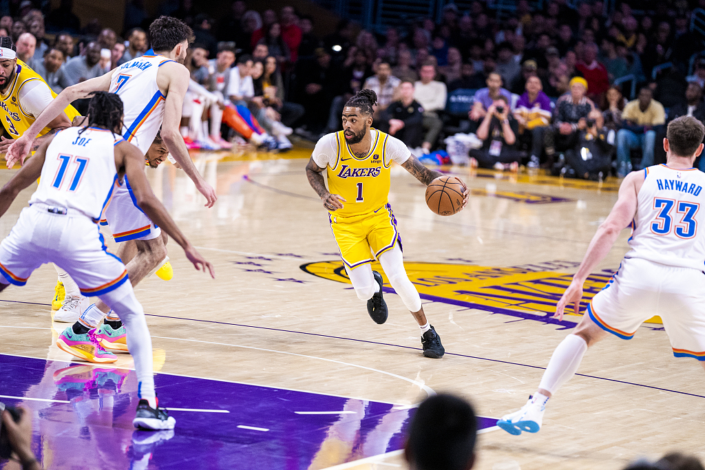 D'Angelo Russell (#1) of the Los Angeles Lakers dribbles in the game against the Oklahoma City Thunder at Crypto.com Arena in Los Angeles, California, March 4, 2024. /CFP