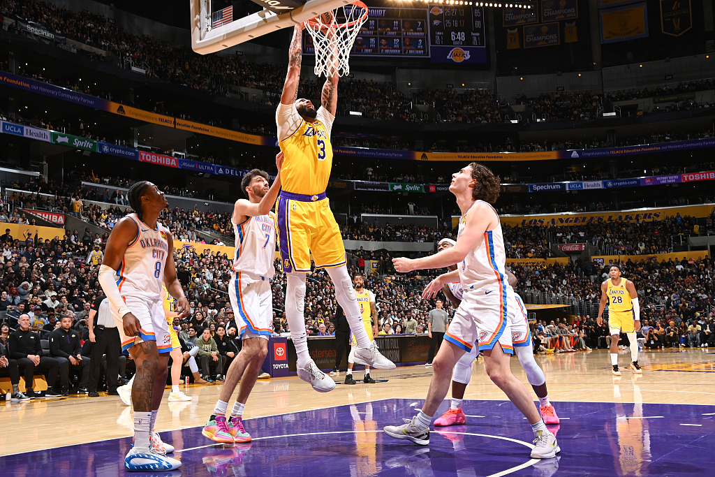 Anthony Davis (#3) of the Los Angeles Lakers dunks in the game against the Oklahoma City Thunder at Crypto.com Arena in Los Angeles, California, March 4, 2024. /CFP