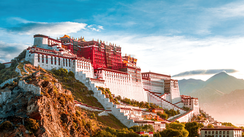 A distant view of the Potala Palace in Lhasa, Xizang Autonomous Region, China. /CFP