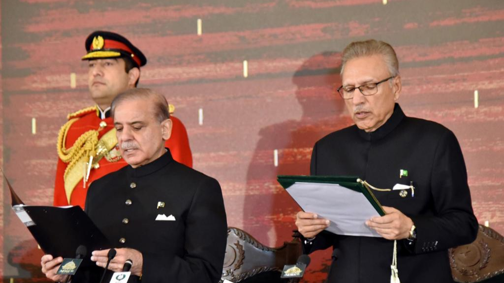 Pakistan's President Arif Alvi (R) administers the oath of office to newly-elected Prime Minister Shahbaz Sharif at the President House in Islamabad, capital of Pakistan, March 4, 2024. /Xinhua