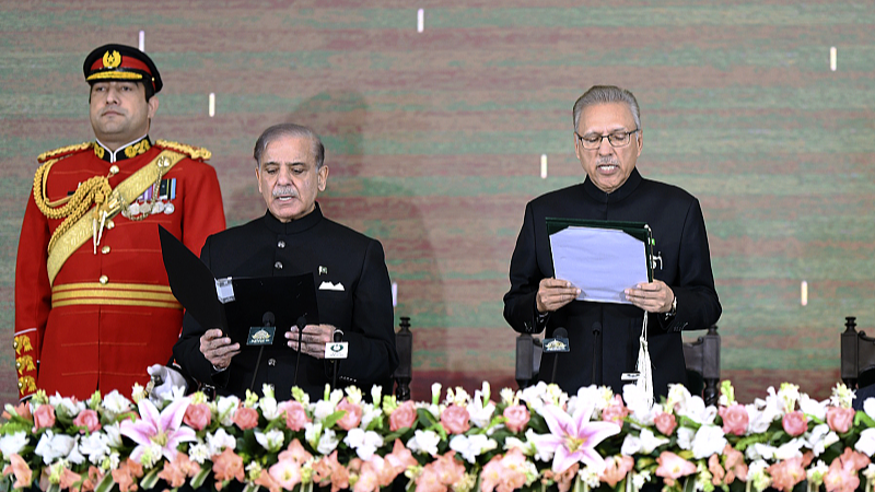 Pakistan's President Arif Alvi (R) administers the oath of office to newly elected Prime Minister Shehbaz Sharif during a ceremony at the Presidential Palace in Islamabad, Pakistan, March 4, 2024. /CFP