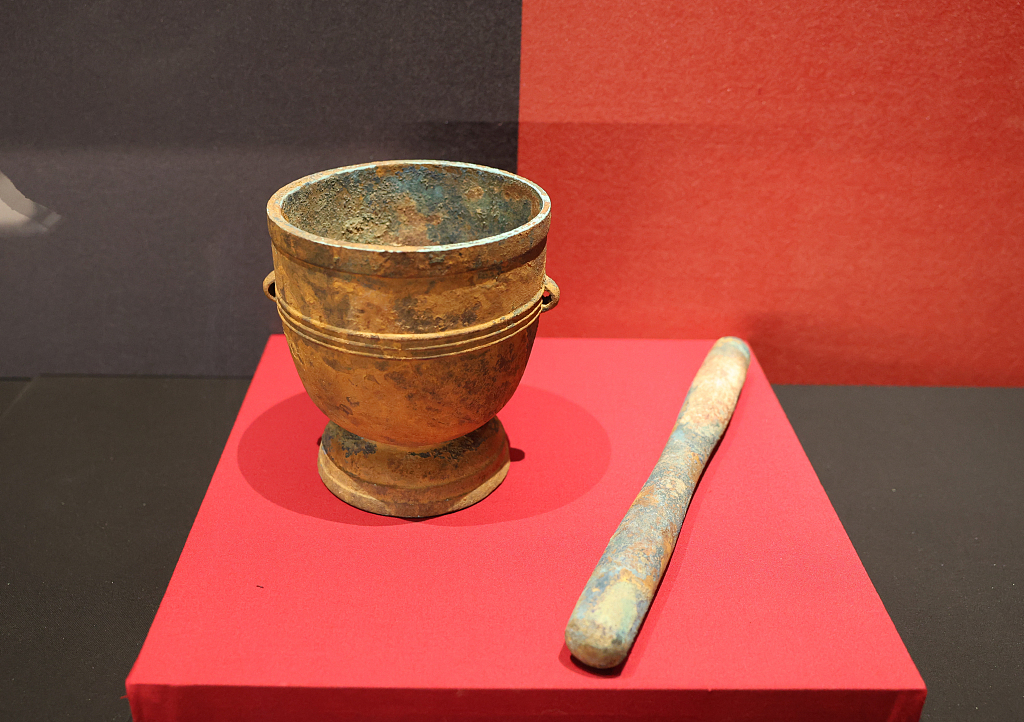 A copper mortar and pestle set is on display at Zhangzhou Museum in Fujian Province, March 3, 2024. /CFP