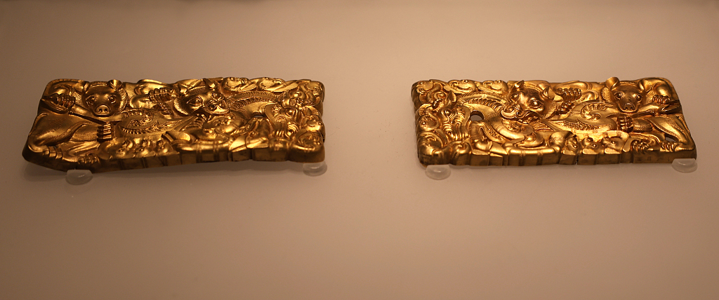 Two gold buckles, unearthed from a tomb in Xuzhou, are on display at Zhangzhou Museum in Fujian Province, March 3, 2024. /CFP