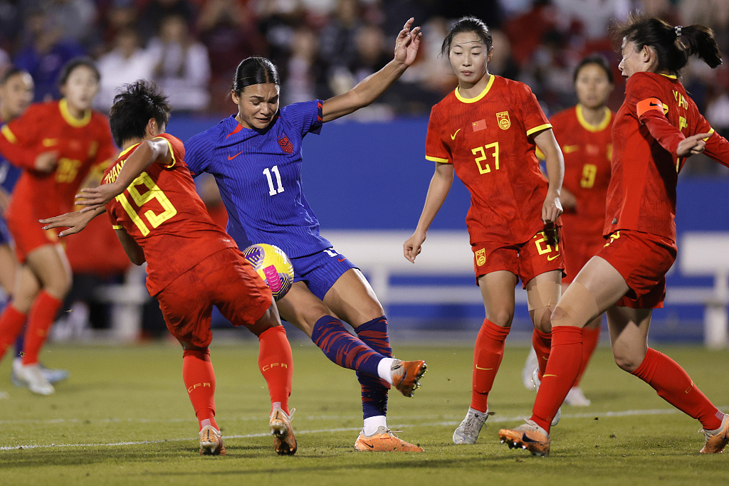 Zhang Linyan (#19) of China battles for the ball with Sophia Smith (#11) of the United States during their friendly match in Frisco, U.S., December 5, 2023. /CFP
