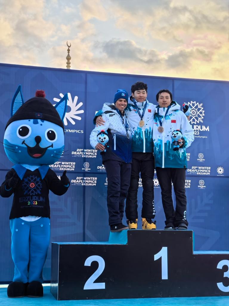 Gold medalist Yang Bin (#1) and bronze medalist Lan Yipeng (#3) of China pose on the awards podium after competing in the men's parallel giant slalom event at the Winter Deaflympics in Erzurum, Türkiye, March 4, 2024. /Xinhua