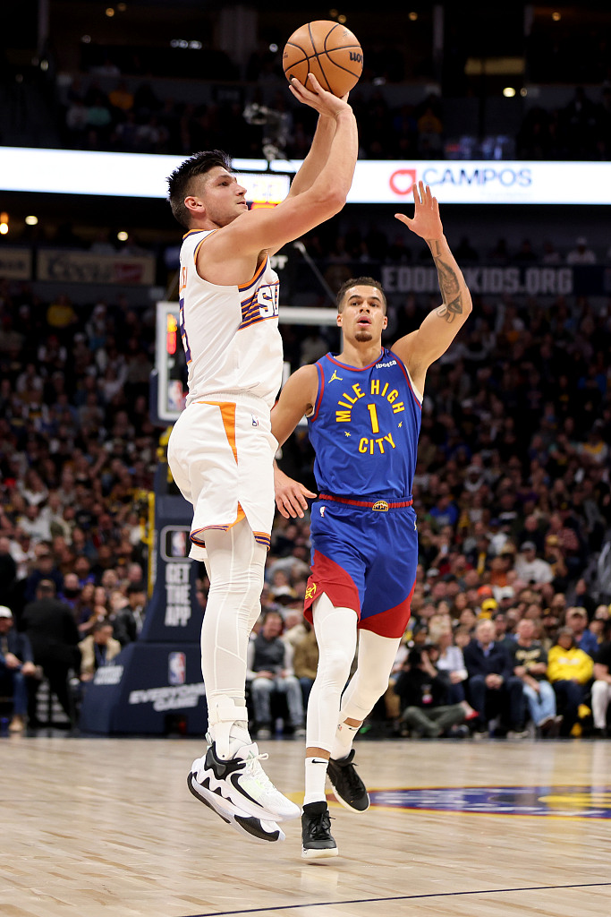 Grayson Allen (L) of the Pheonix Suns shoots in the game against the Denver Nuggets at Ball Arena in Denver, Colorado, March 5, 2024. /CFP