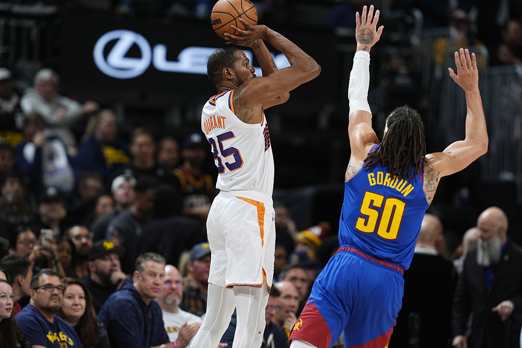 Kevin Durant (L) of the Phoenix Suns shoots in the game against the Denver Nuggets at Ball Arena in Denver, Colorado, March 5, 2024. /CFP