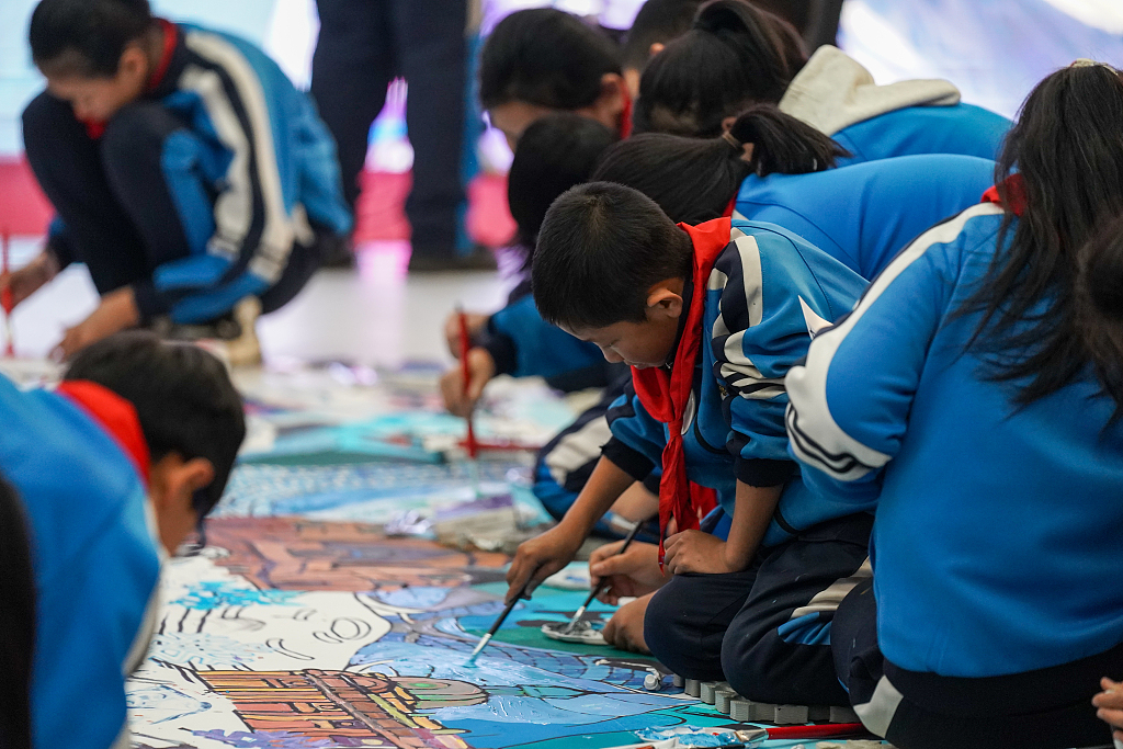 A photo taken on March 5, 2024 shows students painting onto a 9.4-meter-long canvas at Harbin Museum in Heilongjiang Province, China. /CFP