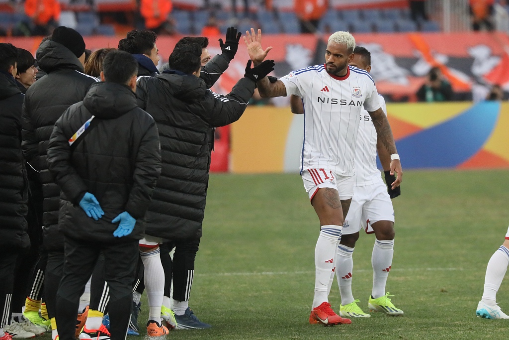 Anderson Lopes (R) of Yokohama F. Marinos greets teammates during their AFC Champions League quarterfinal in Jinan, east China's Shandong Province, March 6, 2024. /CFP 
