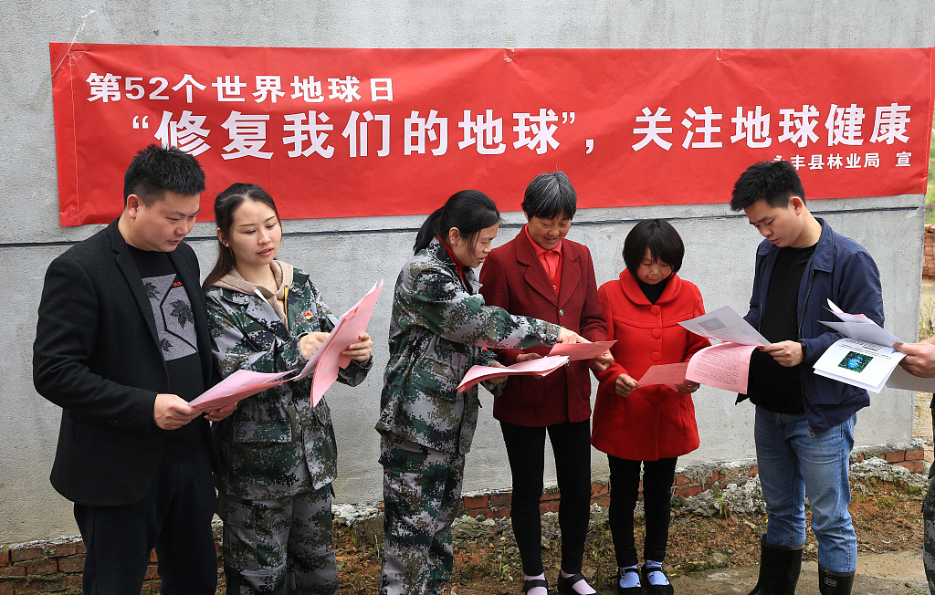A file photo shows the forest rangers on an outreach program raising people's awareness of environmental protection in Ji'an, Jiangxi Province. /CFP