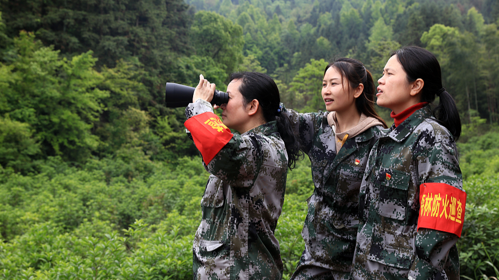 A file photo shows the female forest rangers patrolling the mountains of Ji'an in Jiangxi Province. /CFP
