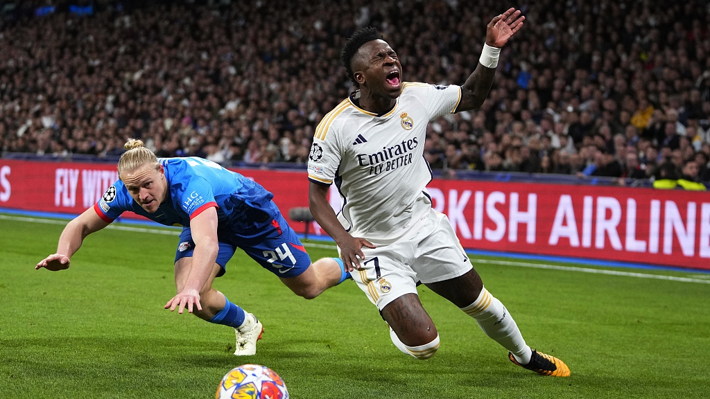 Leipzig's Xaver Schlager (L) challenges for the ball with Real Madrid's Vinicius Junior during their Champions League clash at the Santiago Bernabeu stadium in Madrid, Spain, March 6, 2024.  /CFP