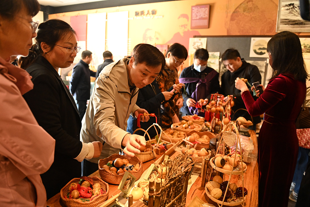 A file photo shows participants examining carved gourd items at a craft training institute in Lanzhou, Gansu, October 11, 2023. /CFP