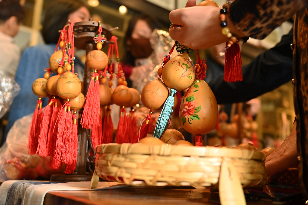Carved gourd items are displayed at a craft training institute in Lanzhou, Gansu. /CFP