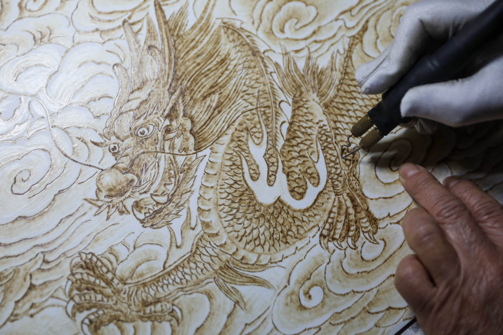 Details of a dragon-themed pyrography work in Pingdingshan, Henan Province, January 31, 2024 /CFP