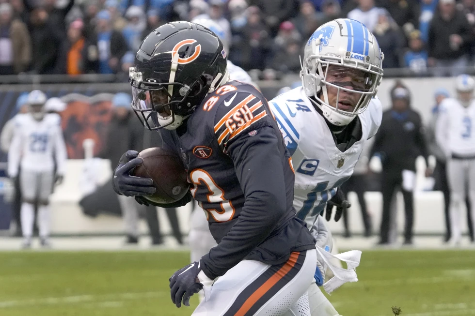 Cornerback Jaylon Johnson (L) of the Chicago Bears advances with the ball after intercepting a pass in the game against the Detroit Lions at Soldier Field in Chicago, Illinois, December 10, 2023. /AP