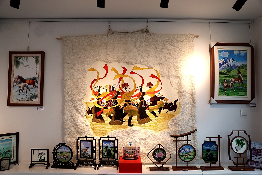 Handicrafts on display made from with the Dange'er leather embroidery technique in Xining, northwest China's Qinghai Province, captured in this file photo taken in 2013. /CFP