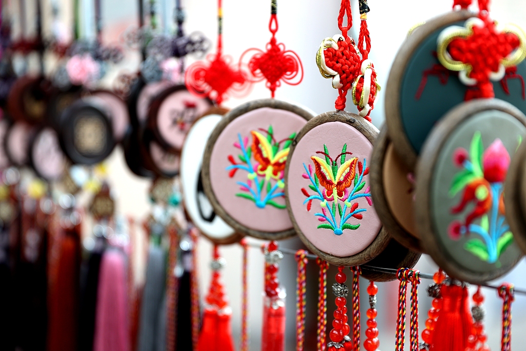 Handicrafts on display made from with the Dange'er leather embroidery technique in Xining, northwest China's Qinghai Province, captured in this file photo taken in 2013. /CFP