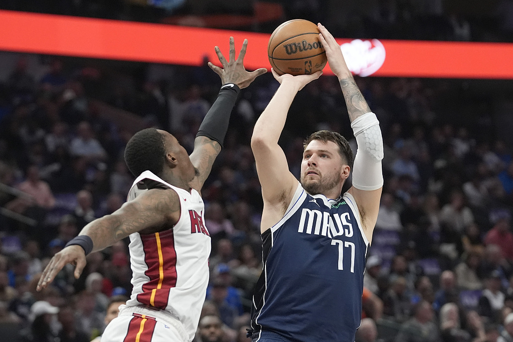 Luka Doncic (#77) of the Dallas Mavericks shoots in the game against the Miami Heat at American Airlines Center in Dallas, Texas, March 7, 2024. /CFP