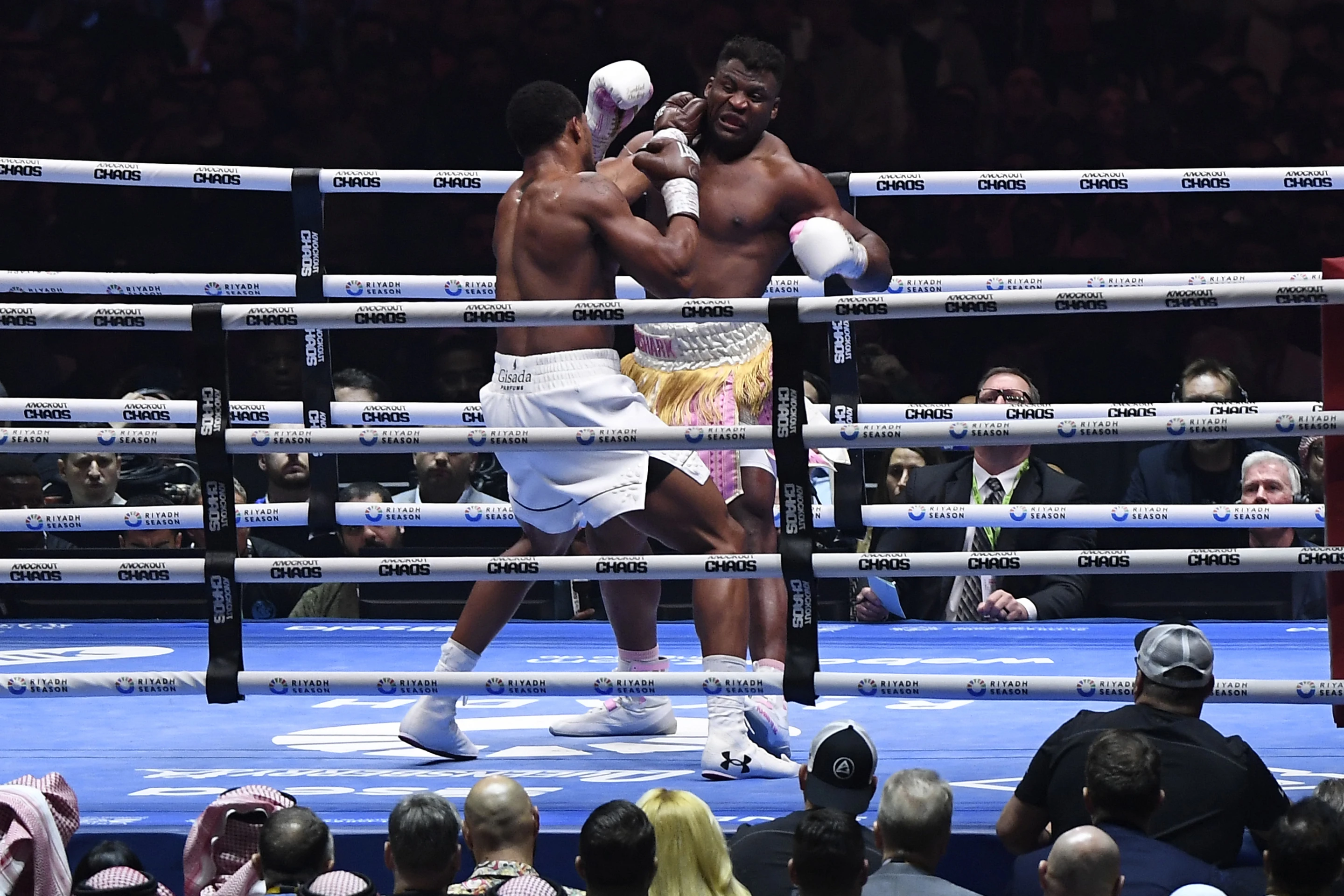 Anthony Joshua (L) of Britain punches Francis Ngannou of France in the left ear in a heavyweight fight in Riyadh, Saudi Arabi, March 8, 2024. /AP