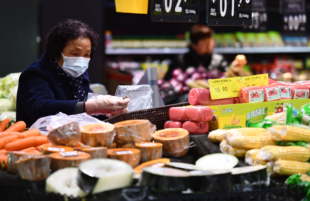 A customer shops for groceries at a supermarket in Fuyang, Anhui Province, on March 9, 2024./CFP 