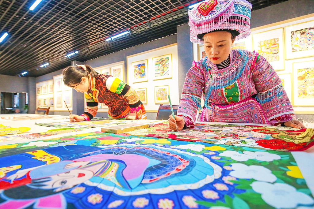 Two folk artists create spring themed farmer paintings in Bijie, Guizhou Province, March 7, 2024. /CFP