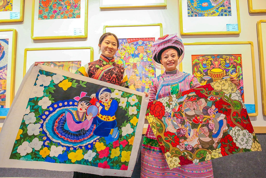Two folk artists showcase their spring themed farmer paintings in Bijie, Guizhou Province, March 7, 2024. /CFP